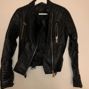 Skinnjacka  - Väldig sparsamt använd så i super fint skick! Frakt tillkommer efter överenskommelse 