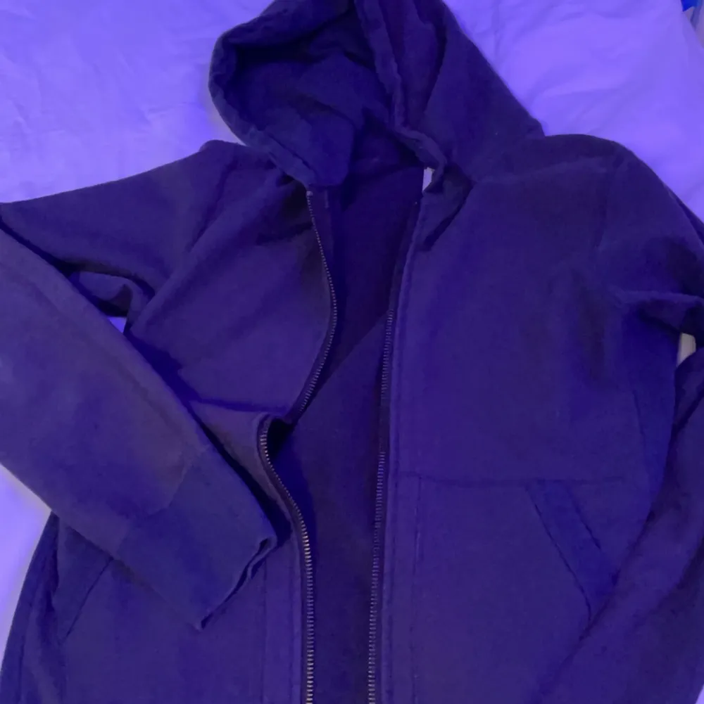 Mörkblå nästan svart zip up hoodie från reigning champ! Strlk medium. Säljer pga ingen användning av den (i andra bilden ser den lite annorlunda ut men d e ba för att jag hade leds på). Hoodies.
