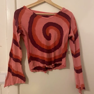 Tröja - Rosa tröja i skönt material med smått utsvängda armar. De är inte i olika längd utan ser bara ut så på bilderna. Inga fläckar eller hål. Skriv vid funderingar!
