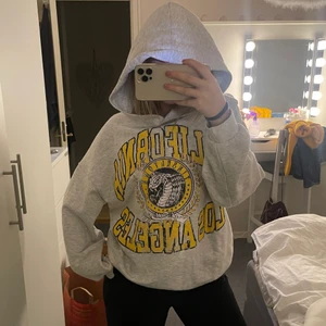 Snygg collagehoodie  - Säljer denna snygga oversized hoodien från berskha i storlek S. Knappt använd.  