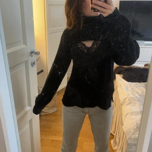 Bolero från hm  - Svart bolero från hm. Kommer tyvärr inte till användning. Köpt för 150 tror jag. Storlek xs.