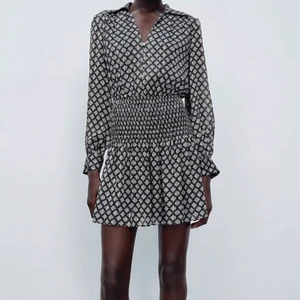 Slutsåld klänning på zara - Helt ny klänning från zara som tyvärr inte passade! Prislappen är kvar på och är i storlek S, nypris 399kr. Säljer endast vid bra bud!