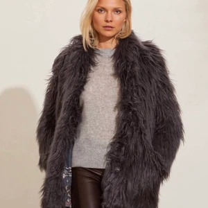 Odd Molly pälsjacka  - Säljer mina fina odd Molly pälsjacka för den kommer inte till användning. Aldrig använt utan bara hängt i gaderoben sen jag köpte den. Jag har stolek M i vanliga fall men har denna i 3 som är L. Då den är liten i storleken. Nypris för denna är 3 495. Mitt pris för denna är 1 500 + frakt💞