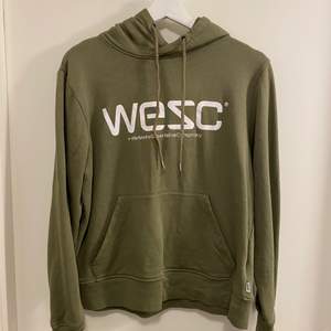Jätte fin WESC hoodie, köpt för 2 år sen men bara använd ett fåtal ggr. Köparen står för frakten ☺️