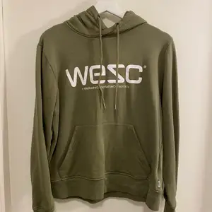 Jätte fin WESC hoodie, köpt för 2 år sen men bara använd ett fåtal ggr. Köparen står för frakten ☺️