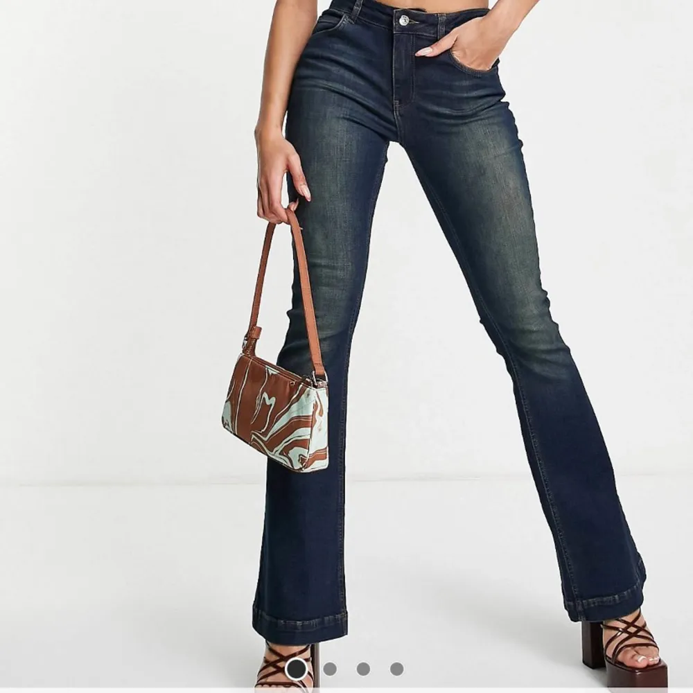 Säljer dessa helt nya oanvända jeans från ASOS. Storleken är mellan 32-34. Passformen är tajt men materialet är stretchigt. . Jeans & Byxor.