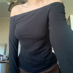 En svart off shoulder från Nelly - Svart topp från Nelly i bra skick, Storlek S.