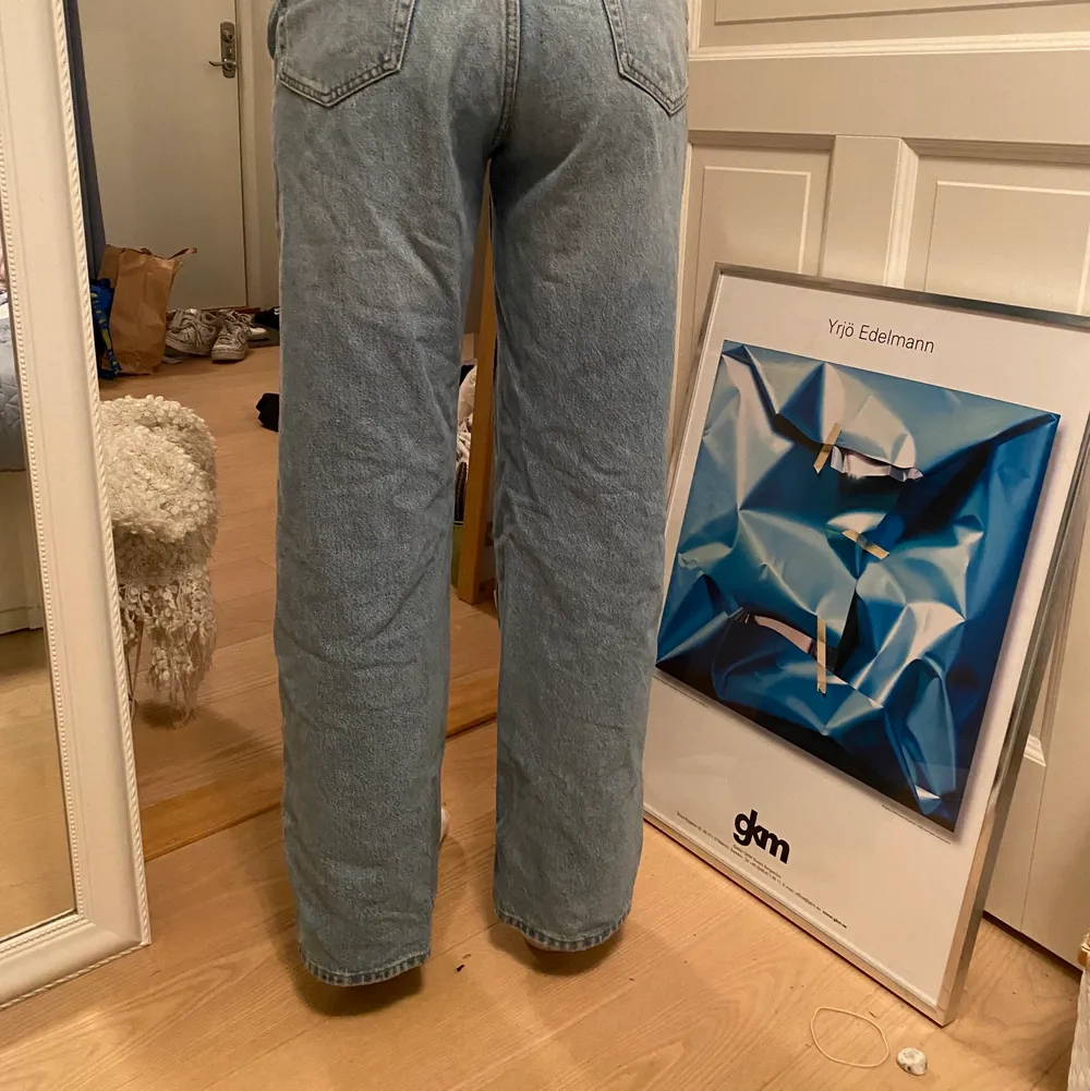 Weekday lowaisted jeans. Köpta för 600kr säljer för de inte kommer till användning. . Jeans & Byxor.