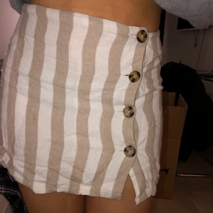 Kort kjol - Fin kort kjol med fina detaljer, färgen är otrolig och plagget är i toppenskick! Frakten ligger på 26 kr :)