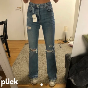 Fina byxor💕 - Säljer nu mina sjukt snygga jeans från berhska 💕 då dem e för stora för mig har sytt upp dem lite ungefär 4 cm 💕köpta för 400💕