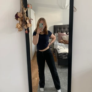 NLY jeans strl 36  - Väldigt fina mörkgrå/svarta jeans med från Nelly. Rå kant nertill. Tyvärr för stora för mig i midjan och låren och kommer därför inte till användning. Storlek 36. Längden passar till ca 165 cm men går även att klippa av till rätt längd. 