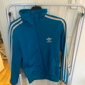 Blå adidas tröja - Säljer nu denna blåa tröjan från adidas som inte kommer till användning här hemma då jag inte är så mycket för färg🤍