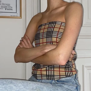 Minikjol/ crop top  - Minikjol som jag använt som en tubtopp. Passar xs som kjol och s/m som topp. Priset är exklusive frakten.