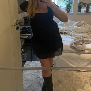 Svart klänning HM - Kort svart klänning i organza. Bara använd en kväll. Strl. XS