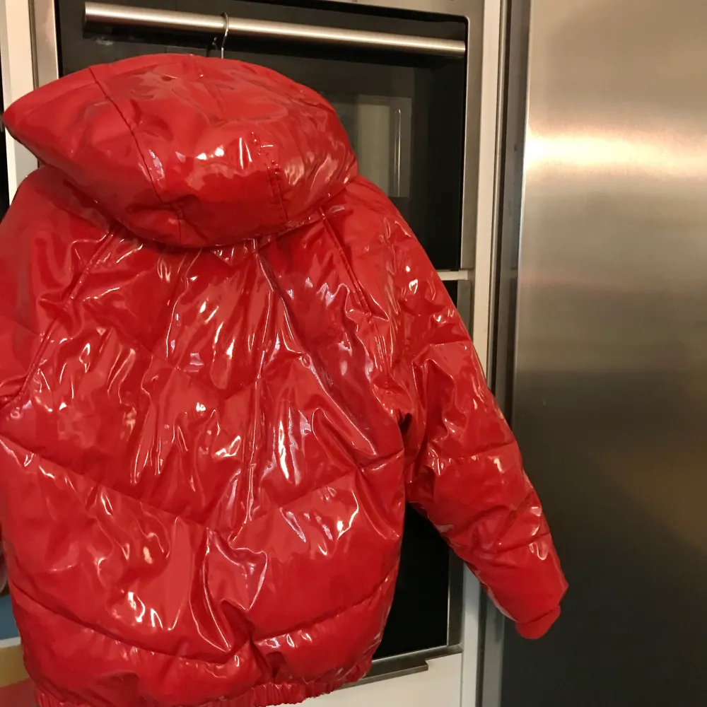Säljer min fina unika röda lackjacka som är perfekt för vintern, vattentålig och varm, perfekt i snöväder och liknande. Den passar storlek 34/36 (den passar mig som vanligtvis har 36), tror inte den säljs längre. . Takit.