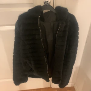 Jacka - En svart päls jacka (inte äkta päls) i storlek S men passar även M/L 