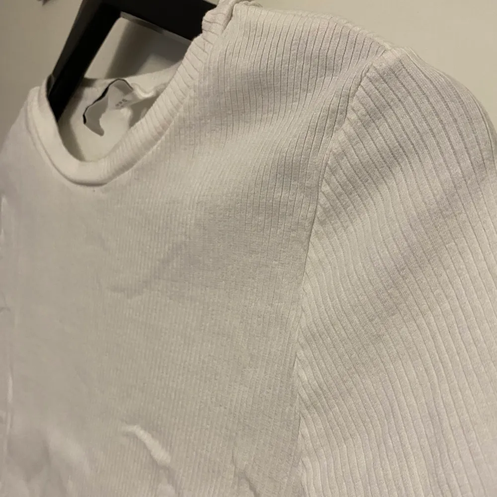Ribbad, vit magtröja från H&M, storlek XL. Bra skick. . T-shirts.