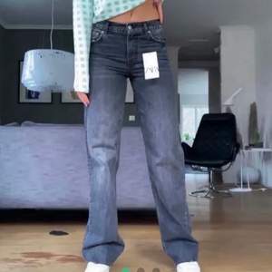 Supersnygga gråa midrise jeans från Zara, 🤩helt slutsålda och väldigt eftertraktade Inte avklippta och knappt använda så de är i toppen skick! 🤩Lånade bilder men kan skicka egna om det önskas Köpare står för frakt KÖP DIREKT: 900kr✨⭐️❤️💕