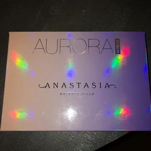 Anastasia glow kit ”Aurora” - Som ny. Endast testat vissa av färgerna på handen. Köparen står för frakten