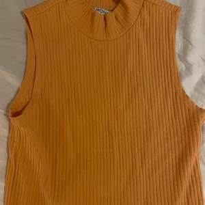 Orange topp med krage - Denna toppen är från Monki och i storlek S. Färgen är superfin i verkligheten, tyvärr får inte kameran med den fina färgen! Köpare står för frakt🧡