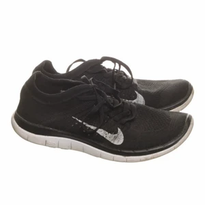 Nike free flykint 4.0 - Nike free run 4.0 i svart. Använda men i bra skick, de är hela och rena  Storlek 39 men kan även passa som 38.5
