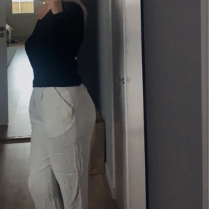 linnebyxor - Byxor från nelly som inte finns att köpa längre, skönt material och sitter bra. för stora för mig, aldrig använda bara testade. köpta i våras men bara varit i garderoben. storlek 40 men jag är 38 så dom sitter lite löst på mig om man gillar det. väl omhändertagna.