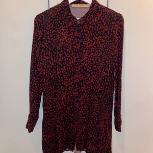 Klädning röd leopard - Ur snygg klädning i röd leopard, funkar framförallt med ett skärp i midjan! Längre är lagom, går en bit ner på låret! Kommer från märket Rue De Femme, Danskt märke! Klänningen är i storlek S och nypris är 950 kr! 