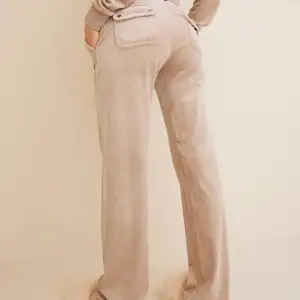 ‼️SÖKER‼️ Beiget Juicy Couture set sökes i XS/XXS☺️ Skriv gärna ifall du har och kan sälja byxorna med fickor eller hela settet💋💙  