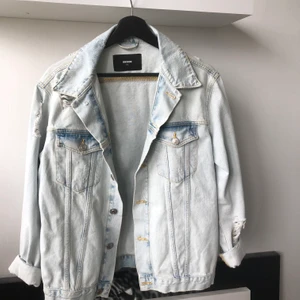 🌸 Jeansjacka 🌸 - Jätte snygg jeansjacka med lite slitningar. Den är i storlek XS men den är oversized. Så passar XS-M beroende på hur man vill ha den. Endast testad. Nypris 599. 