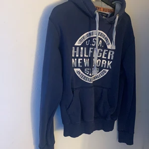 Tommy hilfiger hoodie strl S - Storlek S sitter som xs/s, bra skick, använd några gånger, ny pris 849kr