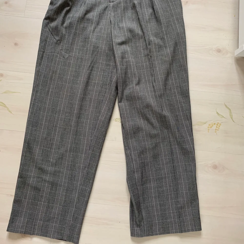 Gråa rutiga kostymbyxor från GinaTricot. Sällan använda. Jag är 163 och skulle rekommendera byxorna till någon som är lite längre än mig eftersom dem är i längsta laget. Köpare står för frakt.. Jeans & Byxor.