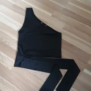 One shoulder topp - Köpt av en bloppis på instagram, inte min stil. Det var knytning på axeln också, men sydde ihop det(bild 3). Lapparna är bortklippta, men estimerar att den är en xs/liten s