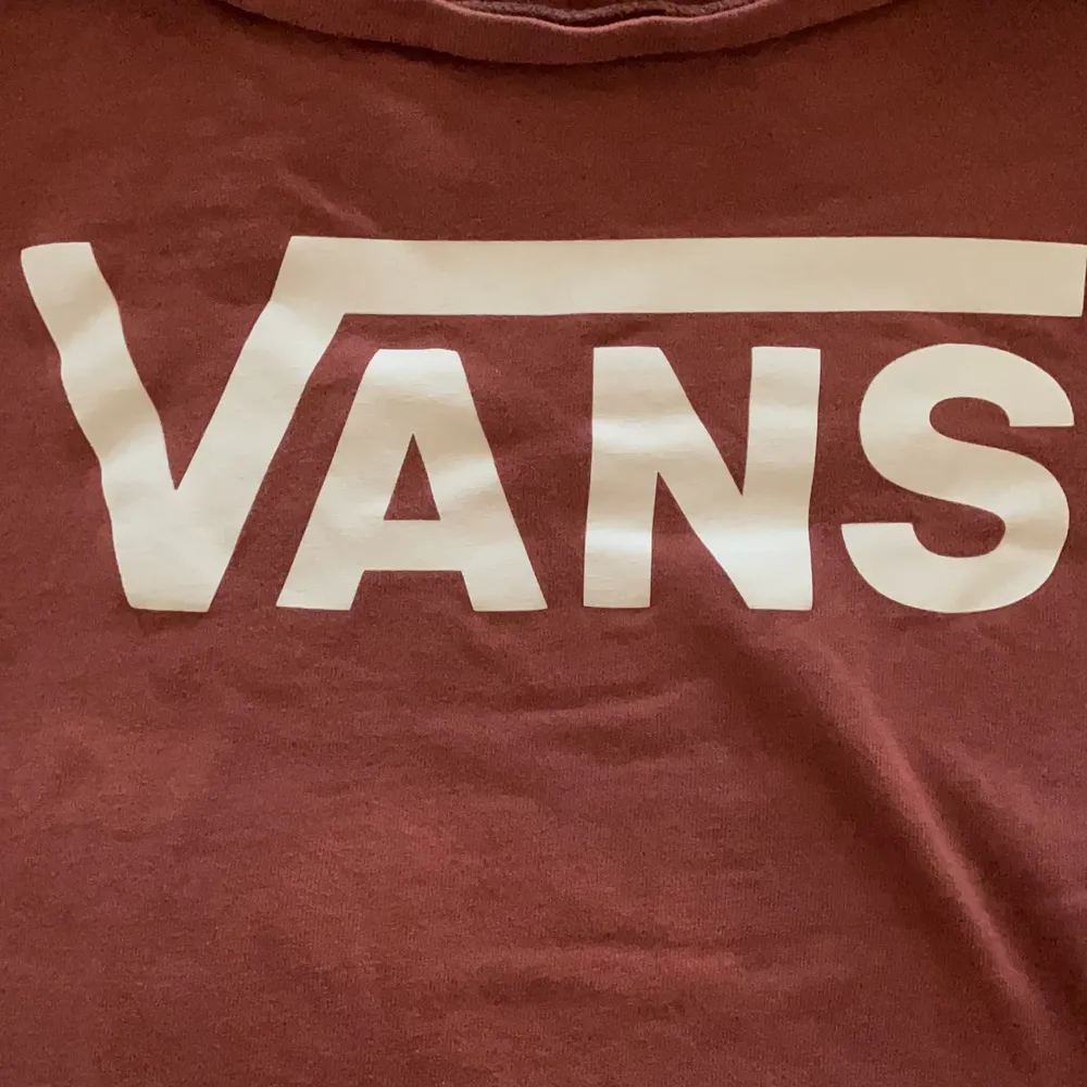 Vans t-shirt i storlek XS. Använd men i fint skick. . T-shirts.