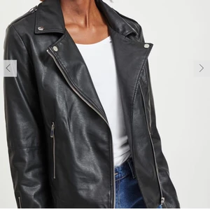 Skinnjacka  - Säljer min superfina skinnjacka från Vila som jag köpte för ungefär 2 år sedan. Den är inte äkta men den ser verkligen inte heller plastig ut. Jackan är väldigt clean utan massa extra dragkedjor osv. Jag säljer då den blivit för liten för mig.  Buda i kommentarerna! 💓💓