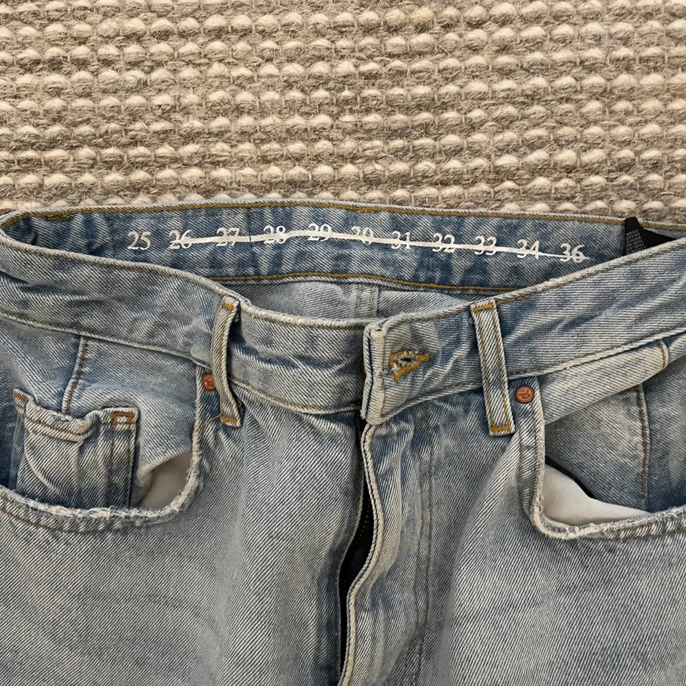 Raka blå jeans från BikBok✨✨Älskar dessa men säljer de på grund av att jag har för många🌟🌟Jeansen har en slitning på ena benet som gör byxorna extra snygga enligt mig✨✨. Jeans & Byxor.
