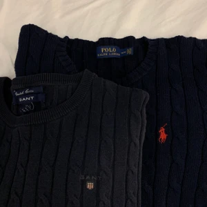 Gant & Ralph Lauren kabelstickat St. S/M - PAKETPRIS:) En lite tunnare kabelstickad Gant tröja i storlek S i nytt skick. Och en lite tjockare stickad Ralph Lauren kabelstickad i marinblå i storlek M. Båda är näst intill oanvända och vill ha en ny ägare.