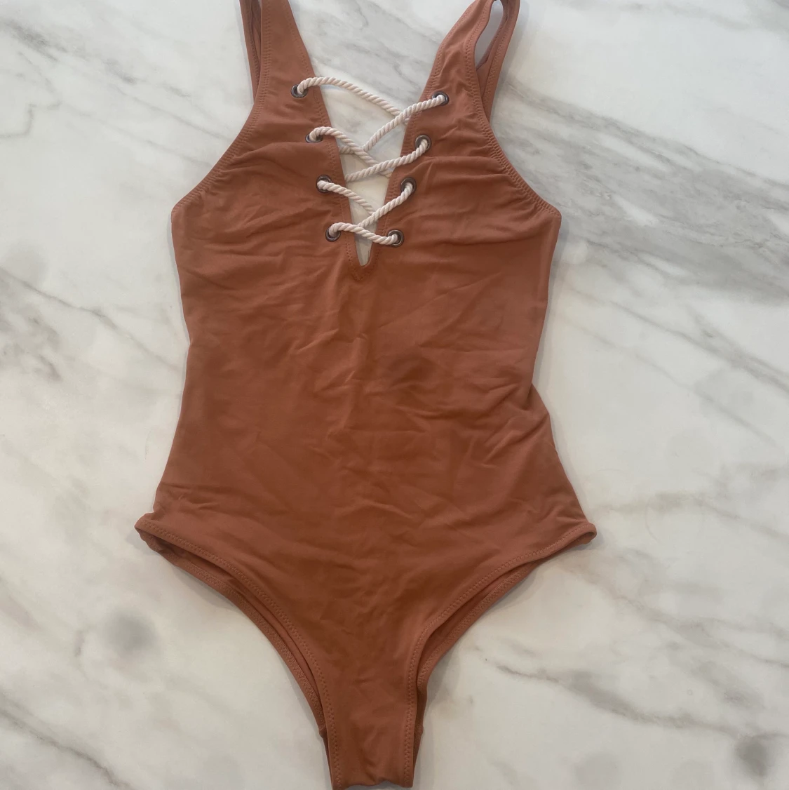Brun baddräkt