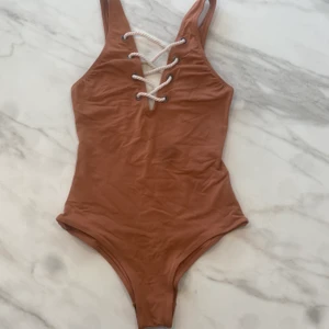 Brun baddräkt - Från h&m. Sparsamt använd. Djup i ryggen
