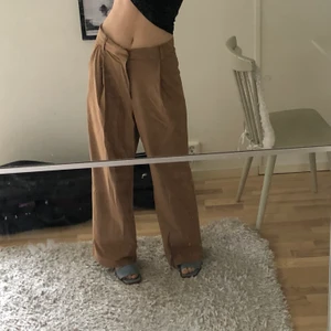 Kostymbyxor - Bruna kostymbyxor från zara, sköna och pösiga. Uppsydda för mig (ca 164 cm). Knappt använda🌼 bud om fler är intresserade