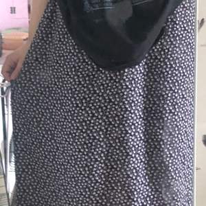 En lila och svart kjol i går skick! Lång och Passar många olika storlek om du vill ha mer bilder kom privat!!