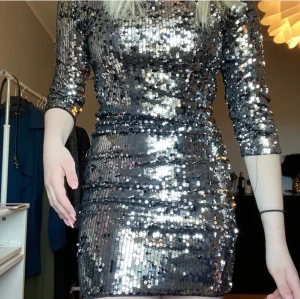 Glitter klänning  - Aldrig använd. Perfekt till nyår eller annat festligt tillfälle. Frakten ingår i priset!