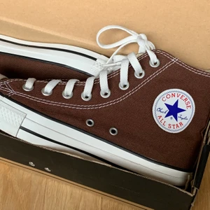 Bruna Converse  - Skorna finns kvar så länge annonsen finns kvar, därför kommer frågor om detta att ignoreras! Säljer dessa trendiga bruna Converse, köpta här på Plick. Tyvärr för stora för mig så har ej hunnit använda dem. Knappt använda av tidigare ägare och därför i väldigt fint skick! +66kr frakt