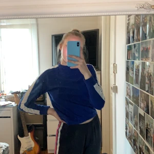 Marinblå långärmad med vita sträck, Storlek S - Marinblå långärmad med vita sträck längst armarna, storlek S från Forever 21. Pris: 50kr inklusive frakt