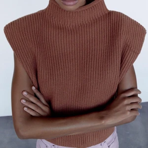 Stickad topp med axelvaddar - Supersnygg väst/top med axelvaddar från zara som är helt slutsåld. Första bilden är lånad. Storlek S. 