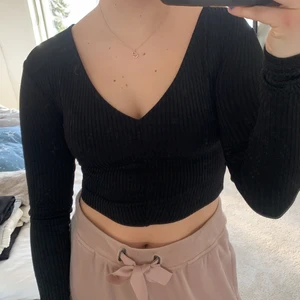 Svart uringad tröja  - Säljer denna tröja från zara!