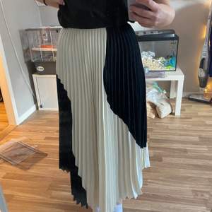 Riktigt snygg kjol från hm!💕storlek 34, köpare står för frakt!🥰