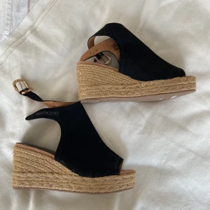 Klackskor  - Superfina klackskor som är HELT oanvända! Storlek 38. Hämtas i Årsta eller fraktas för 57kr (köparen står för frakt! )💕🥰