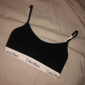 Calvin Klein bh - Säljer min Calvin Klein bralette som jag köpt från nelly som nu är för liten. Den är storlek S men skulle absolut passa en xs. Justerbara band. Bra skick, resåren är lite extra utsträckt på ena sidan men känns eller syns inget när den sitter på. Sparsamt använd! 
