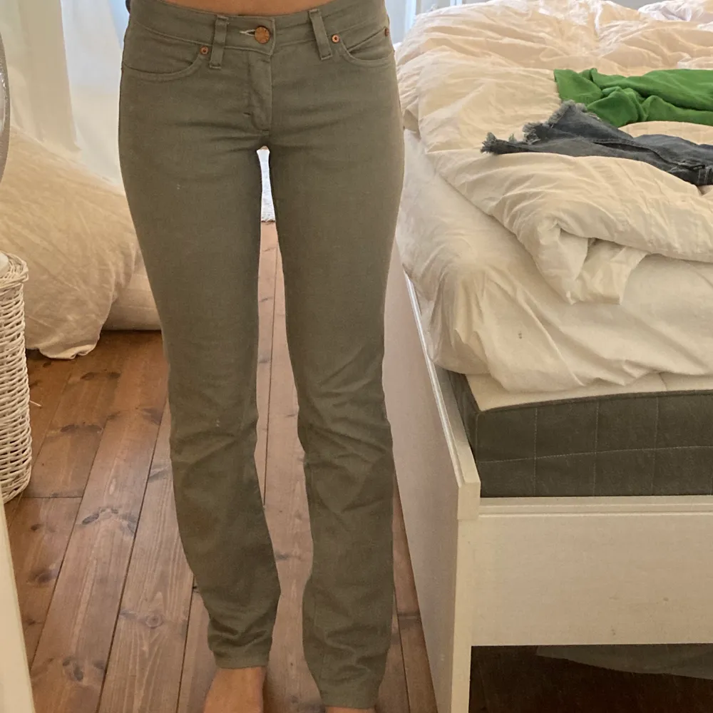 gråa lågmidjade acne jeans! super bra skick! bra längd på mig som är 165cm och har en innerbenslängd på 75cm💗💗💗. Jeans & Byxor.