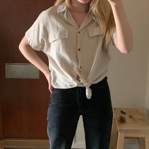Linne skjorta - Så fin linne skjorta från chiquelle! Aldrig använd så mycket bra skick! Pris 100kr + frakt (66kr)💕